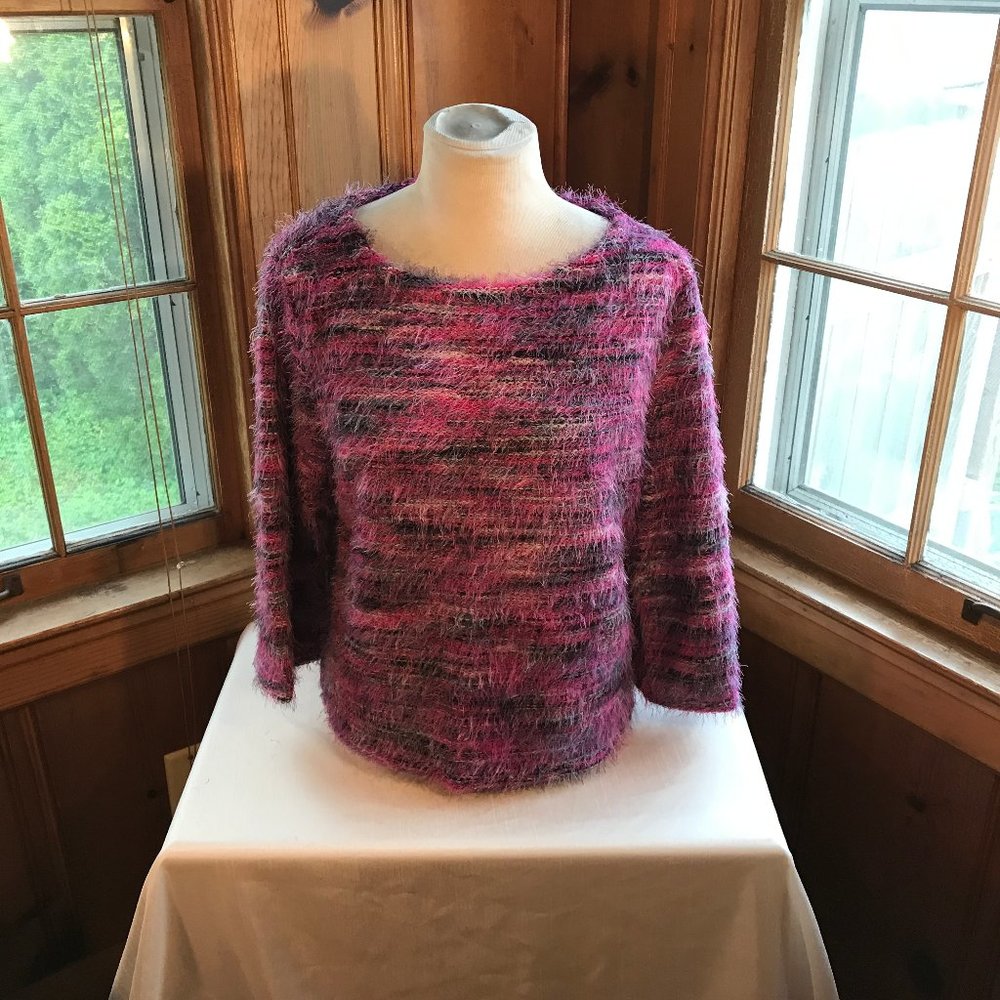 NWT VINCE CAMUTO PULLOVER SWEATER, size Medium.